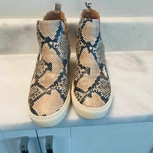Steven by Steve Madden Chloey Snake Print Studded Wedge Sneakers Natural Sz 6.5 - Picture 3 of 6